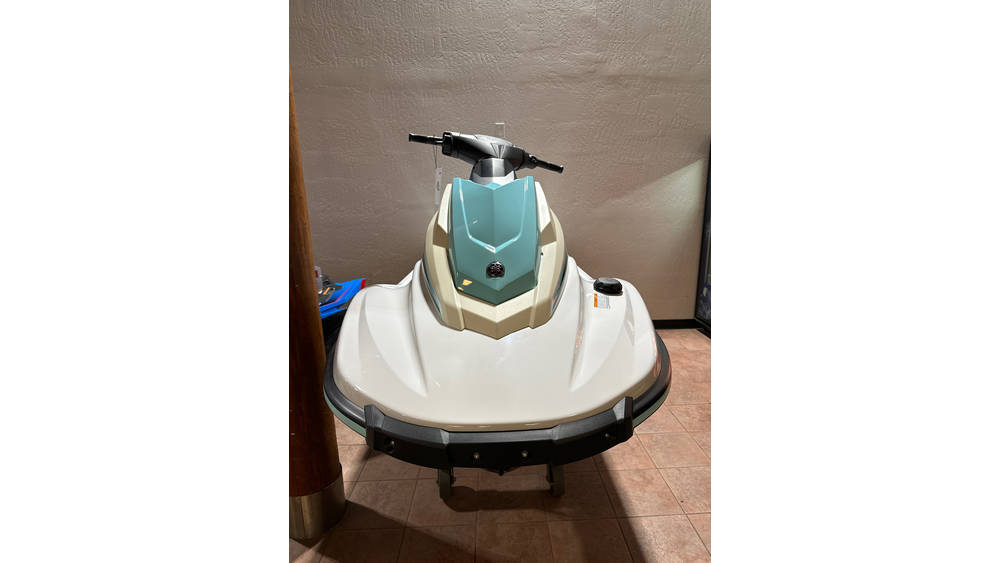 Petrol FRP Yamaha EX1050 Jet Ski, high-performance Yamaha jet ski, three-seater watercraft, durable jet ski for water sports